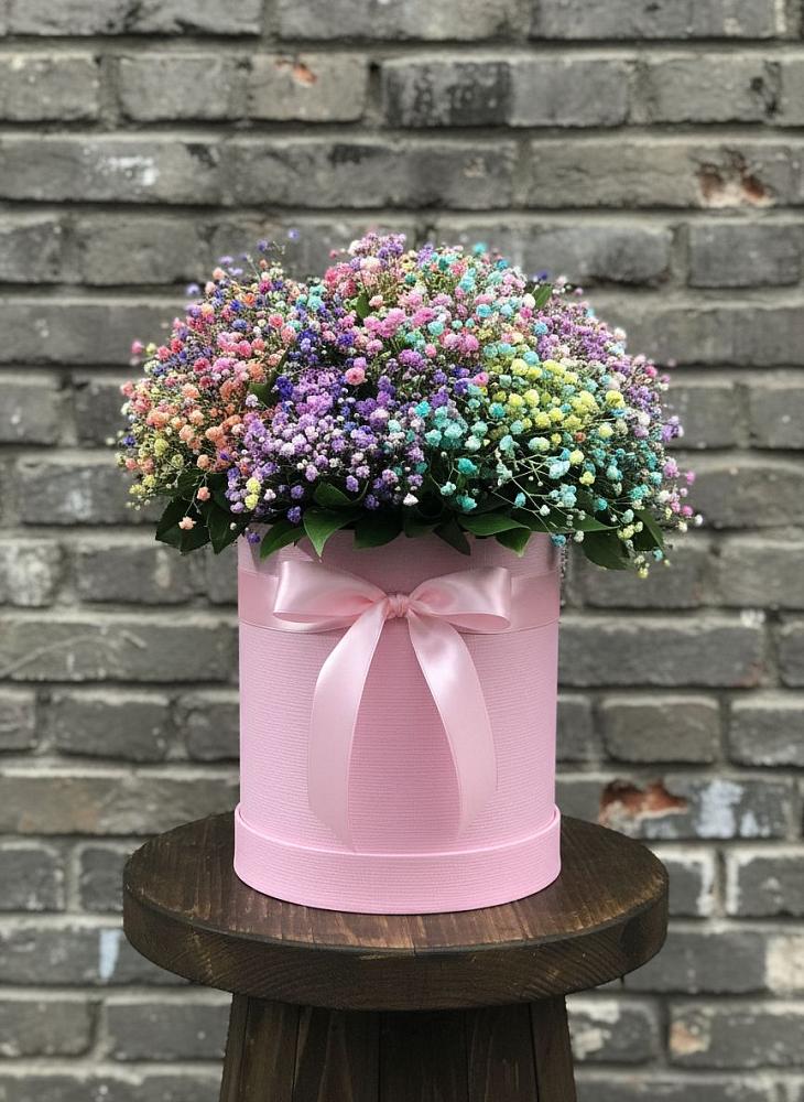 Цветочная композиция из Гипсофила и Розы в шляпной коробке в Селезнево