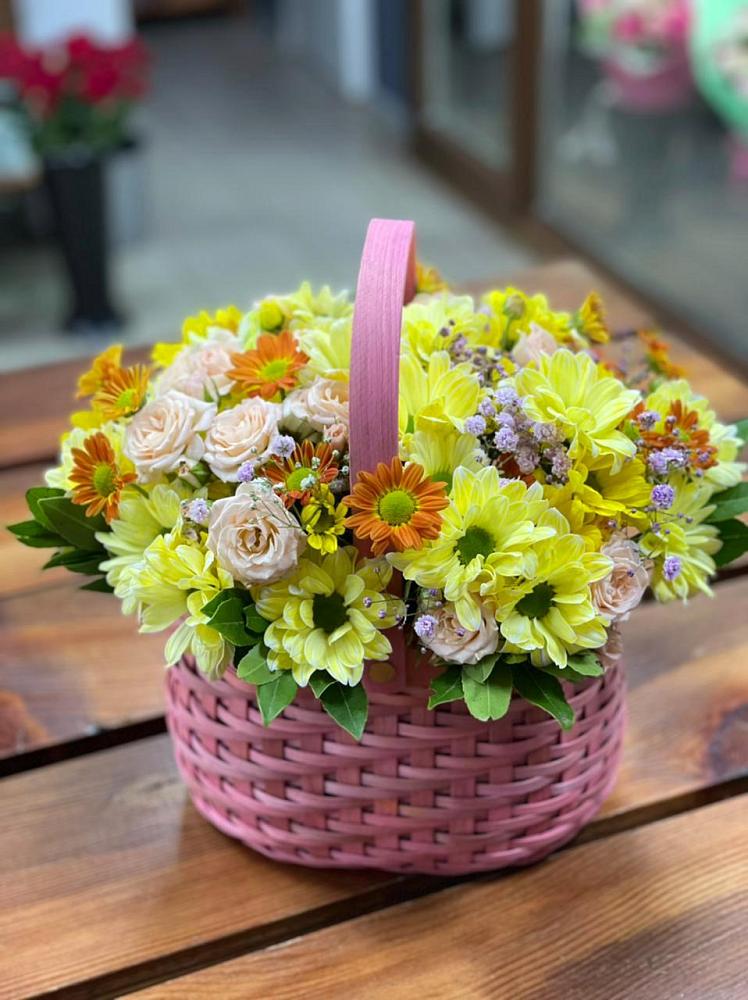 Цветочная композиция из Хризантемы и Розы в корзине в Селезнево
