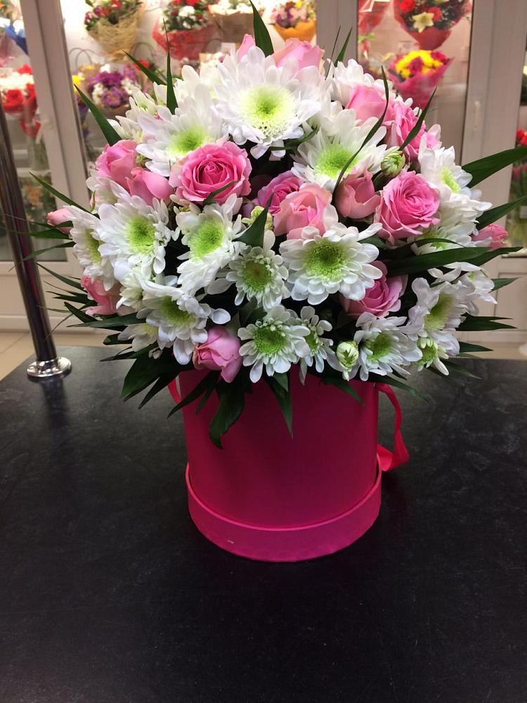 Цветочная композиция из Розы и Хризантемы в шляпной коробке в Селезнево