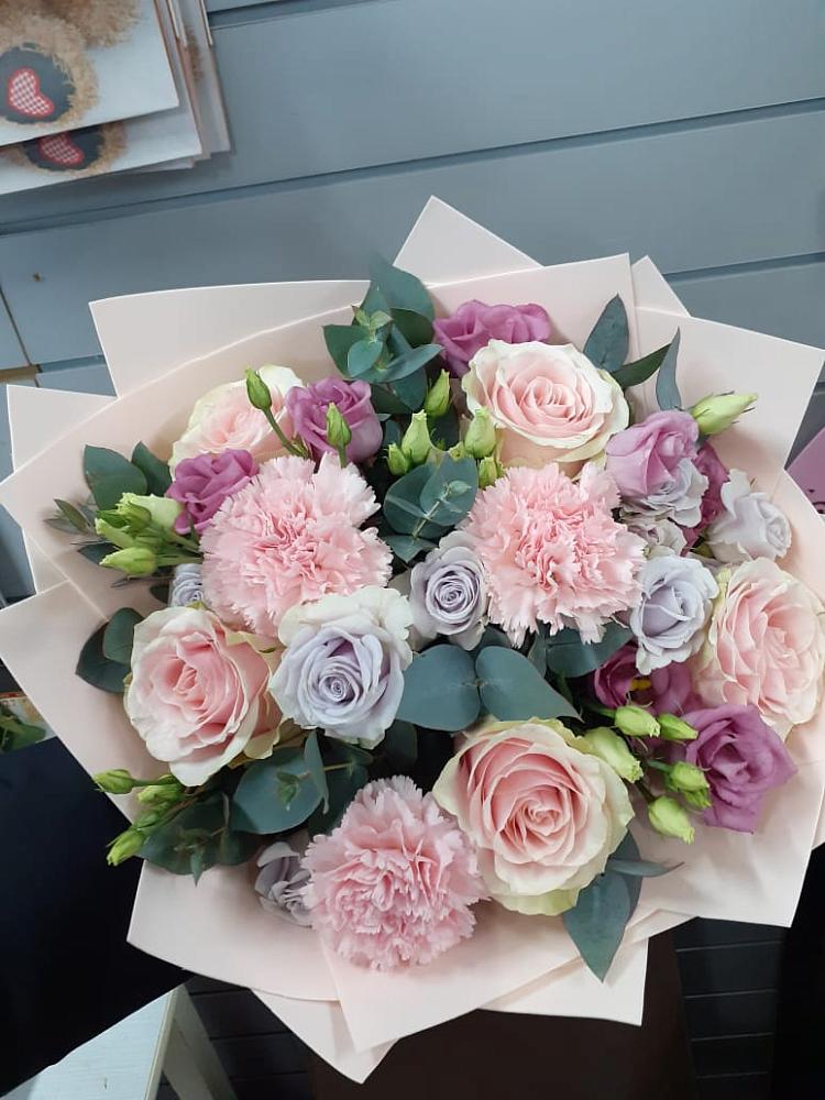 Букет цветов из: Розы, Гвоздики и Лизиантусы в Селезнево