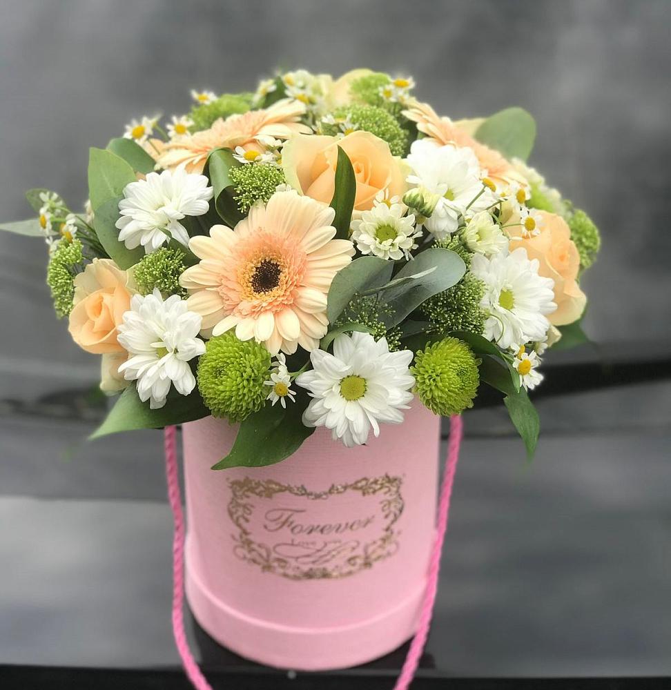 Цветочная композиция из Розы, Герберы и Хризантемы в шляпной коробке в Селезнево